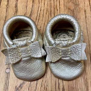 Freshly Picked Bow Moccasins— Platinum, Size 0.